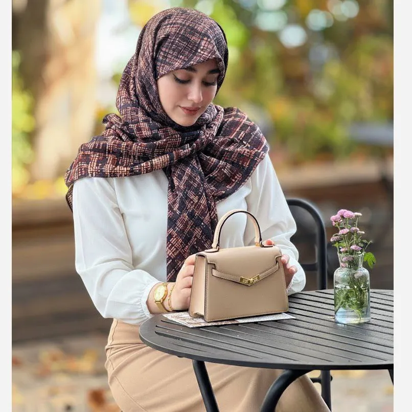1768914939-696f7ffb24a7f-882trB0Zvmkg2TAMAjGj4OiJniAQprpFArit4V15uZqMLbFib0-2 روسری نخی کاستوم طرح سدنا قواره 110 دور چرخ دوز لیز نیست - Image 1