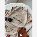 تیشرت شلوارک طرح LV پنبه یکرو لاکرادار رنگ کرم و نسکافه ای - Image 2