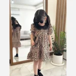 ست 4 تکه پیراهن دخترانه طرح پلنگی با کیف و گیره مو جنس مازراتی سایز 3 تا 9 سال - Image 3