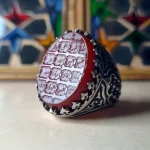 انگشتر مردانه نقره روس با سنگ عقیق سرخ و حکاکی پنجره فولاد و چهارده معصوم