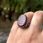 انگشتر مردانه نقره روس با سنگ عقیق سرخ و حکاکی پنجره فولاد و چهارده معصوم - تصویر 2