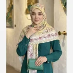روسری زنانه نخی کاستوم طرح حنا ابعاد 140 در 140 رنگ سیلور طوسی دور دوز - تصویر 4